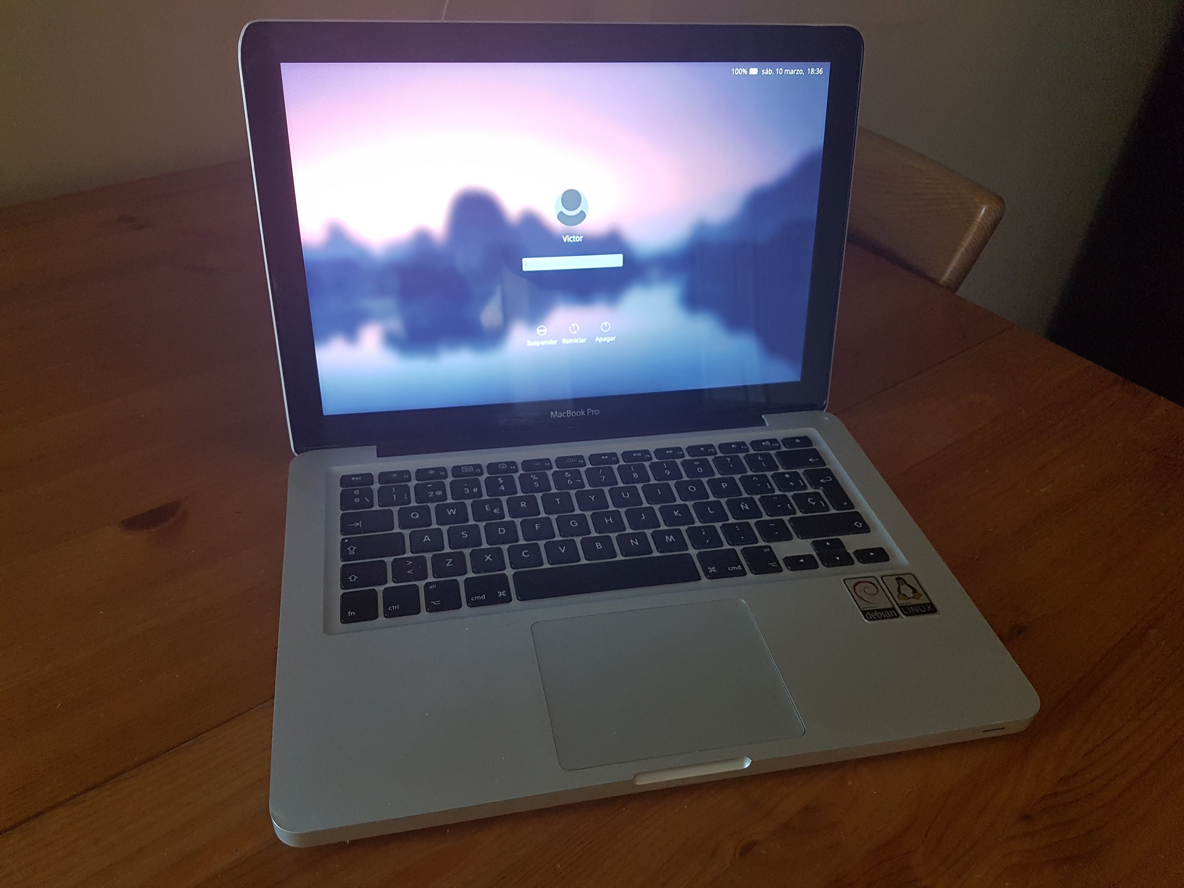 MacBook Pro Debian 9